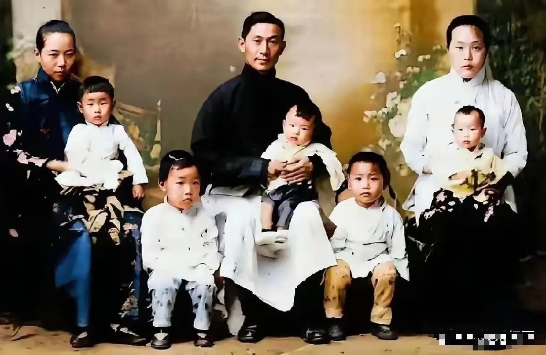 1915年，北京的庭院里蔡锷将军与两位夫人以及5个子女的一张留影