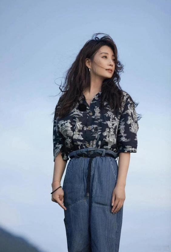 殷桃的穿搭真的太惊艳了，时髦大气还特别减龄，特别适合80后女生参考，气质直接拉满