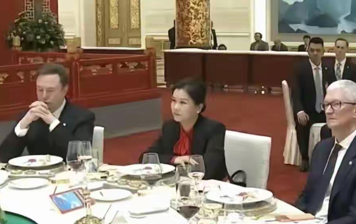 中国企业家与马斯克、黄仁勋、库克的合影中，蓝思科技周群飞最有范，左手库克，右手马