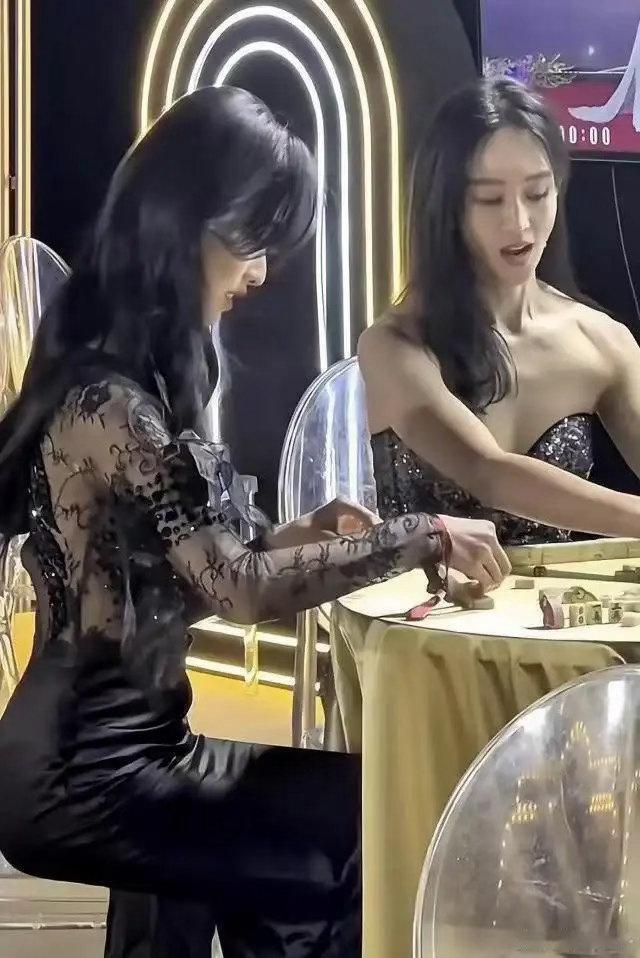 陈都灵这腰这姿态竟然是在打麻将