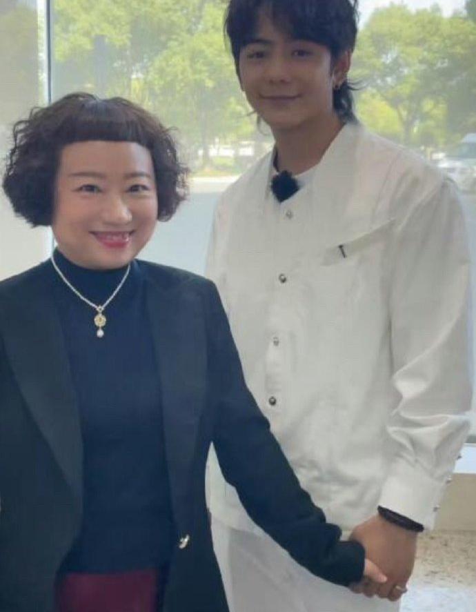 为啥她执着于这个发型我如果这么有钱一天换一个造型头发有自己的想法…真的很像壮