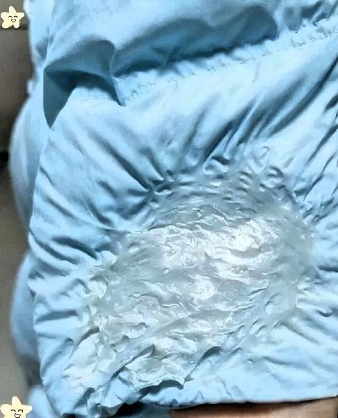 我真要哭死了！花1800块买的新羽绒服，就袖口有点脏，嫌整件洗麻烦就随手拿湿