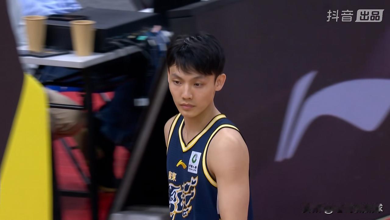 广东东阳光巨星徐杰真是太不被尊重了！在今天广东东阳光主场迎战新疆伊犁特的比赛中，