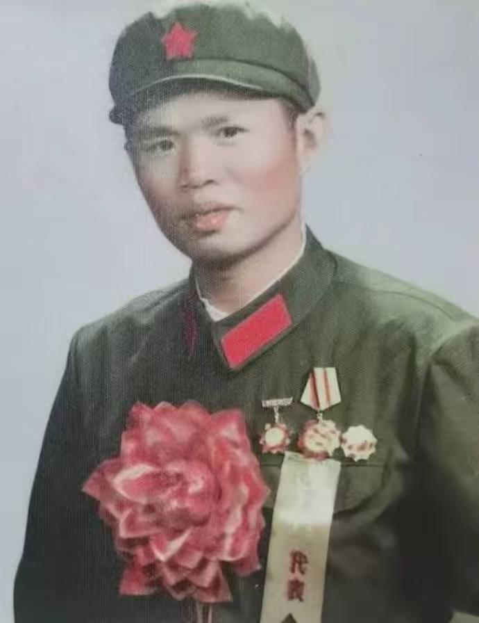 1982年，手握两枚一等功、保送军校名额在手，战斗英雄龙洪春顶着彻底断送仕途的风