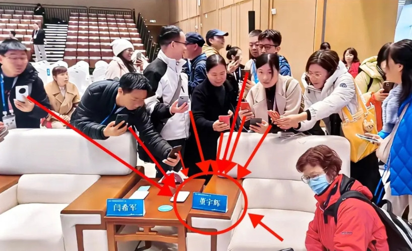 董宇辉还没到会场,粉丝们都等不及了,对着董宇辉的桌牌一顿狂拍,这得有多大的热情啊