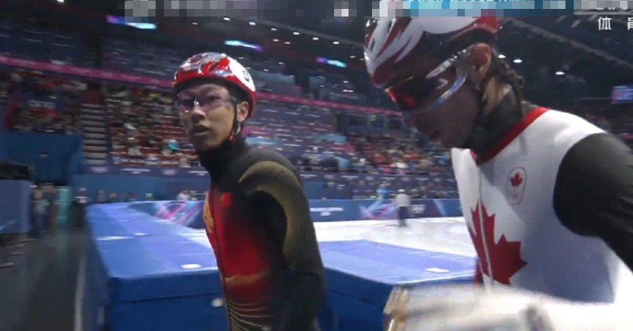 林孝埈全程没起速？全网炸了。米兰冬奥短道1000米1/4决赛，他站在最外道第