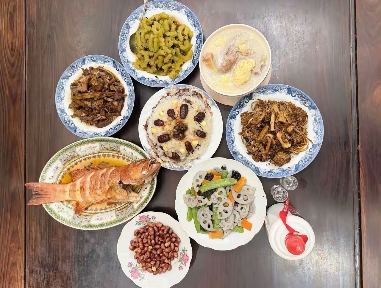 江疏影戴戒指晒年夜饭！瘦到脱相，七菜一汤加茅台，那铁锅太真实