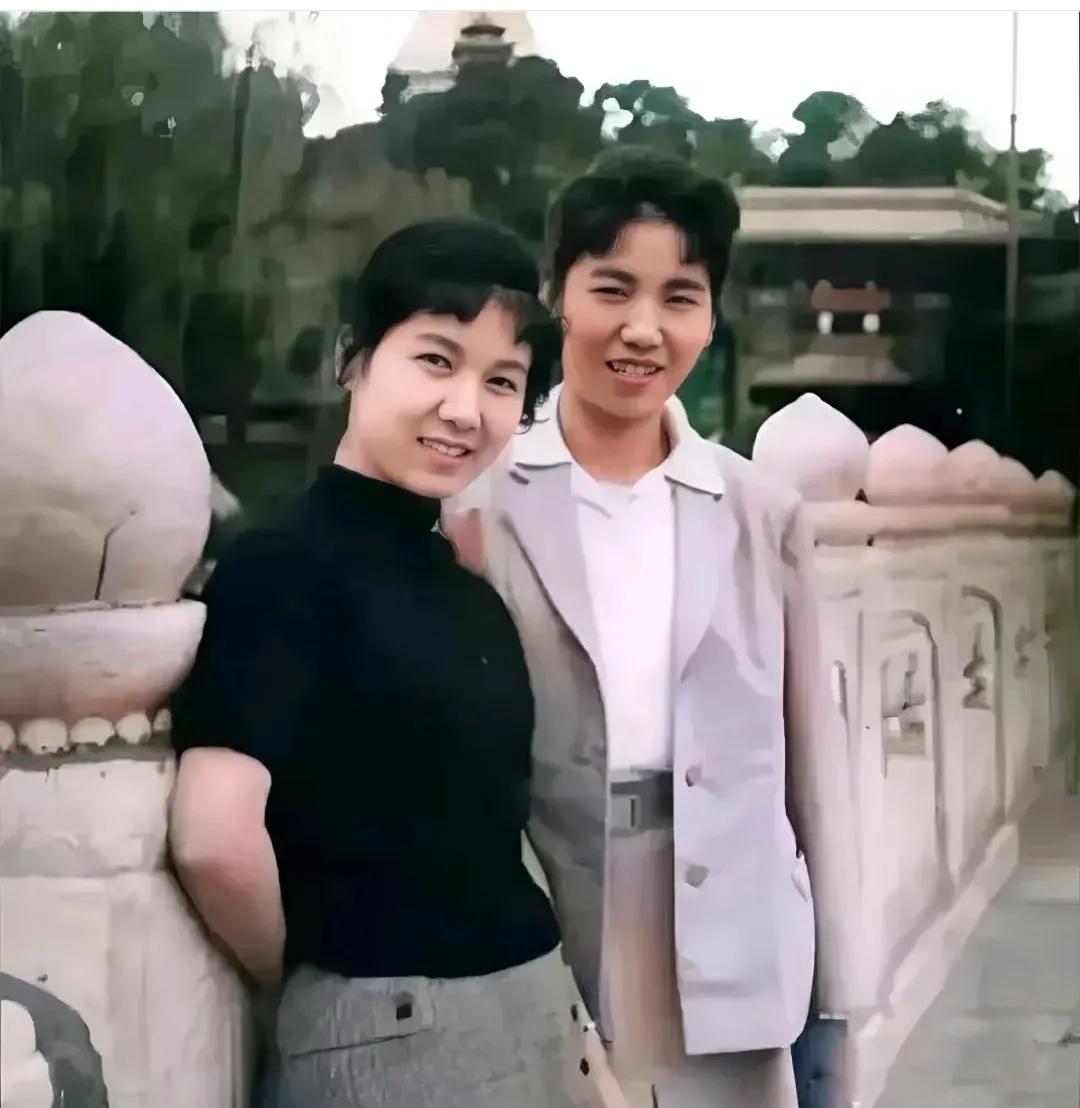 这个是60年代初，赵丽蓉和新凤霞，一张罕见的留影，那时候的她们看着非常年轻，尤其