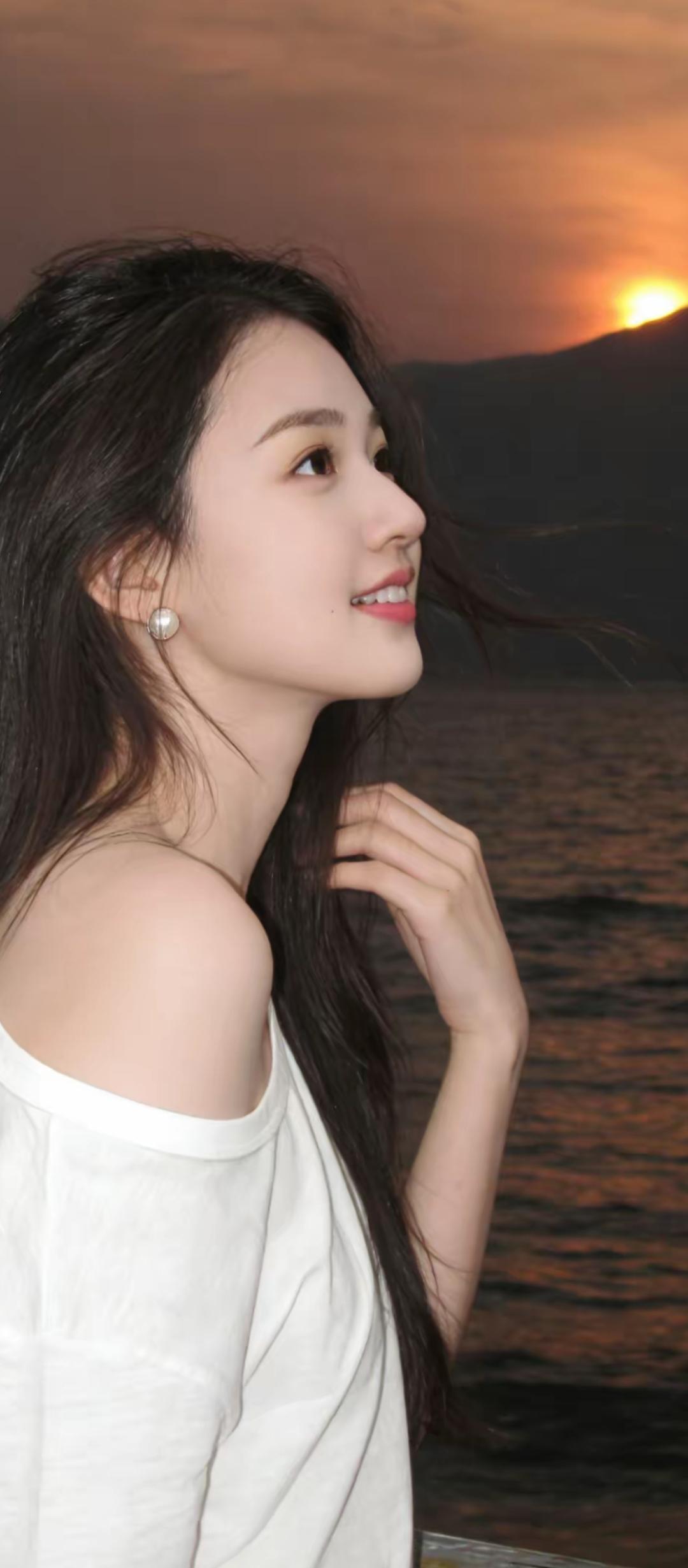 夕阳下的温柔微笑，海风轻拂，岁月静好。