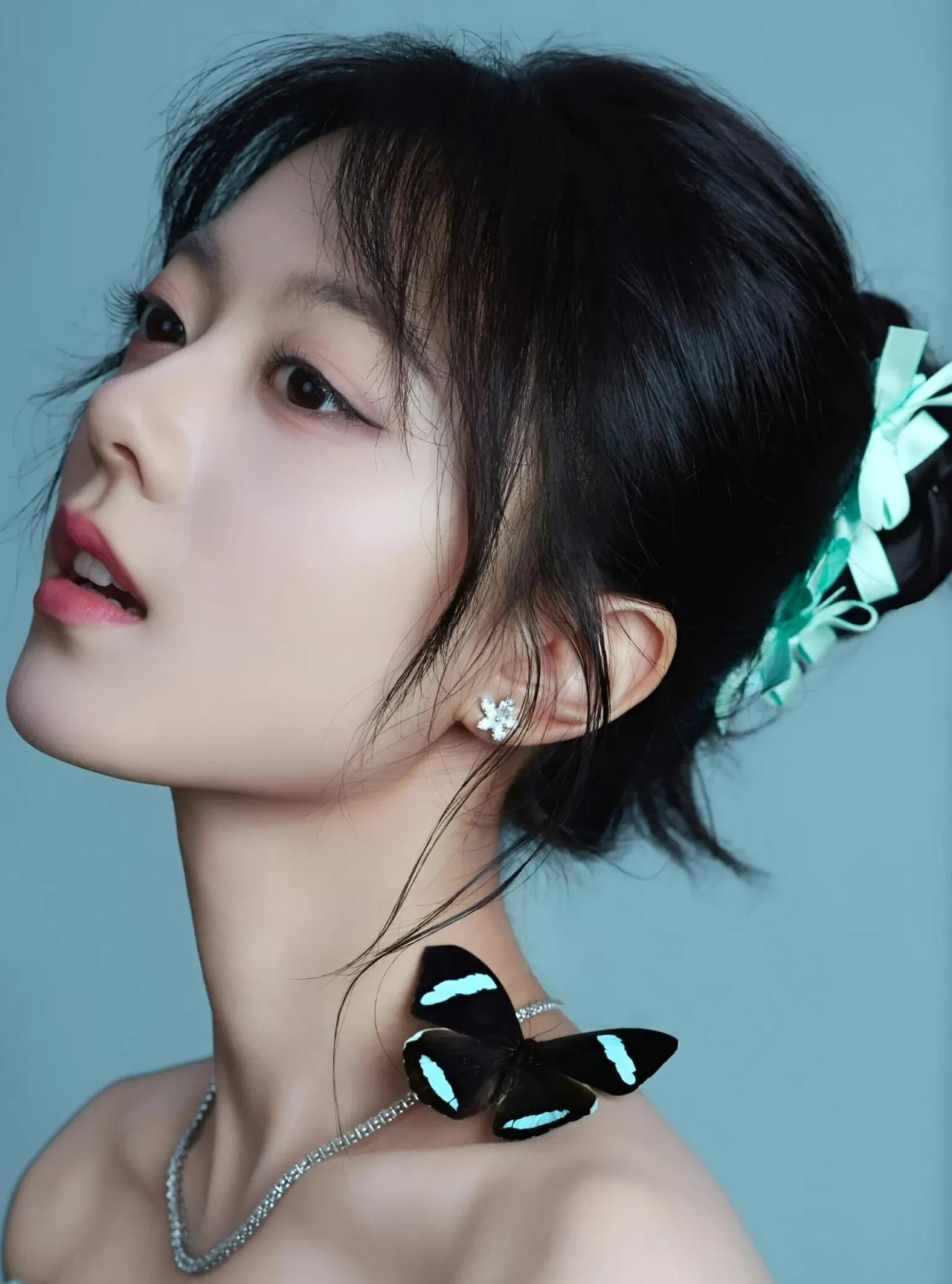 赵今麦一袭ALEXISMABILLE高定礼服，温婉甜美气质出众