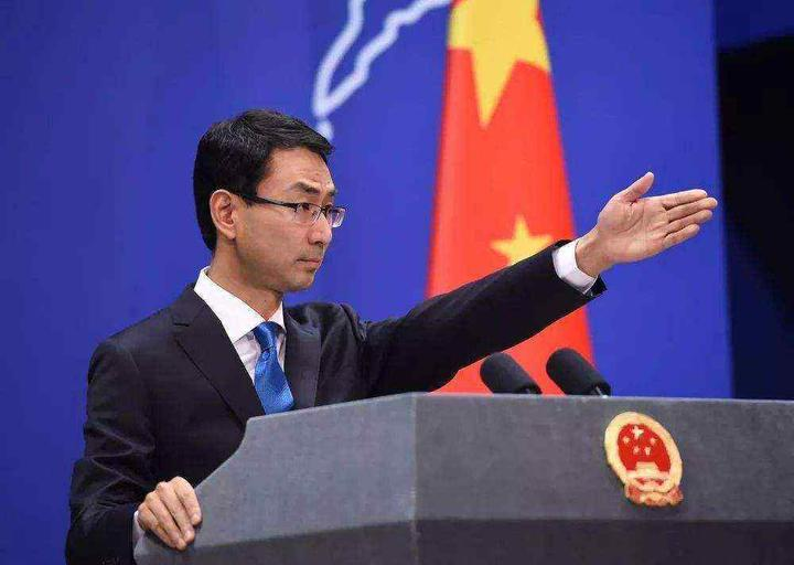 耿爽举起手指：美国可以，中国就可以。 7月31日一场围绕乌克兰危机的审议正闹
