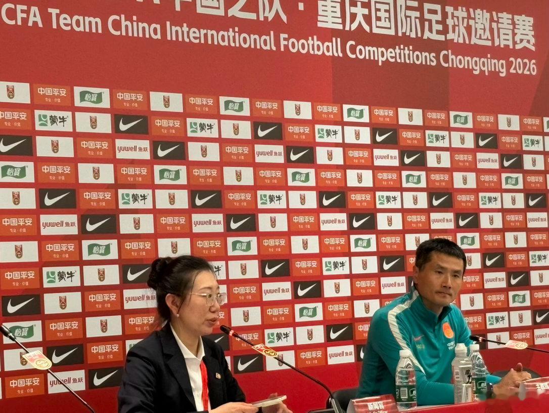 国足3比0马尔代夫邵佳一：首先要感谢队员，（比赛）确实不是很简单的事情，三周没
