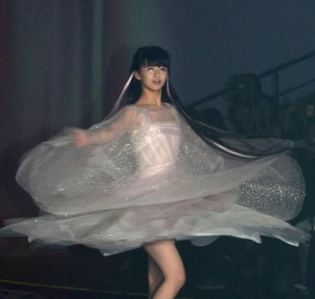 2014年春晚，冯小刚让小彩旗转了4小时，一共8000圈，期间不吃不喝、不上厕所