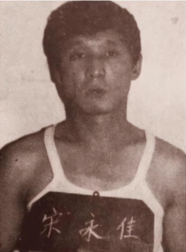 昔日哈尔滨臭名昭著的东北黑老大乔四，靠着黑恶势力横行乡里，还霸占24位女星，