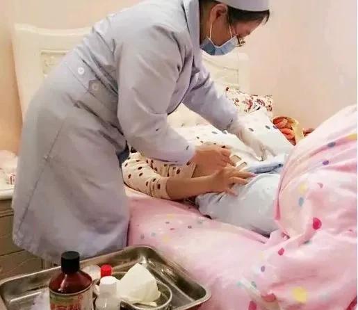 妹妹三胎剖下个小棉袄，花钱很少，住院一共花一千多块钱。宝宝因为早产，在保温箱，