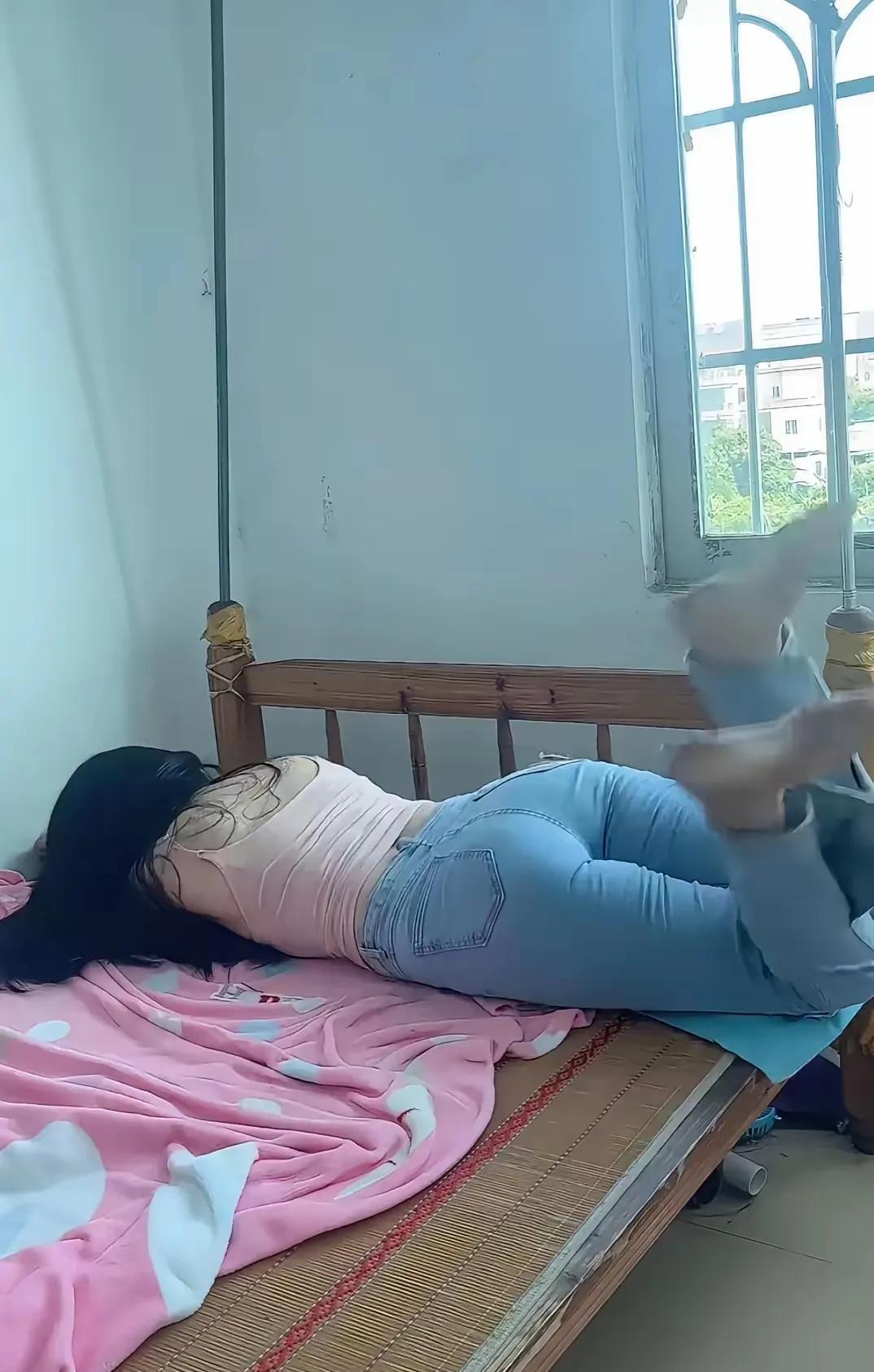 四十五岁的女人就想赖在女儿家养老，不知咋想的？有个半精不傻的女人，女儿二年前结