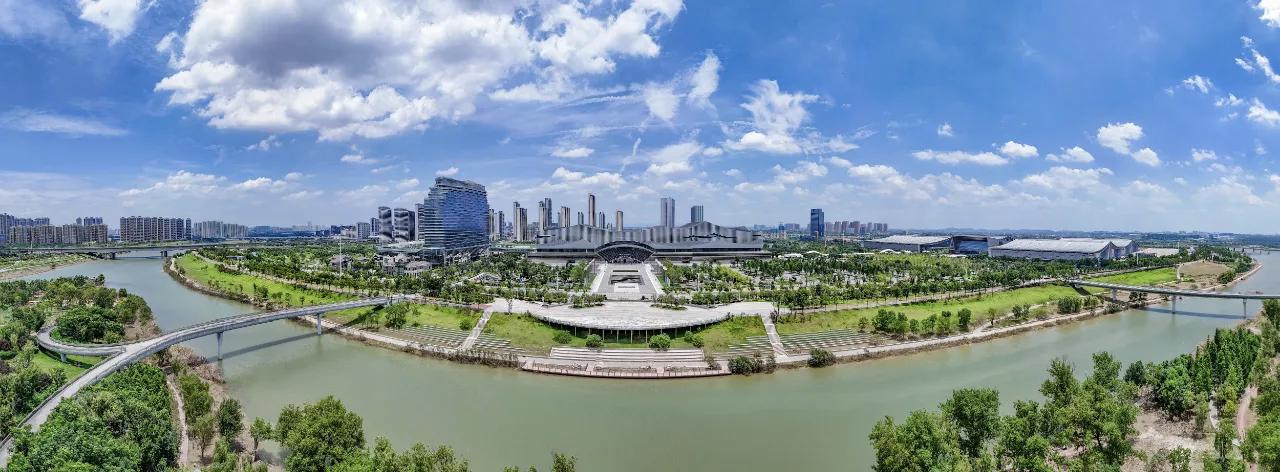 会展是联通世界的桥梁、彰显开放的窗口。在长沙东南部，全国唯一以“会展”命名的自贸