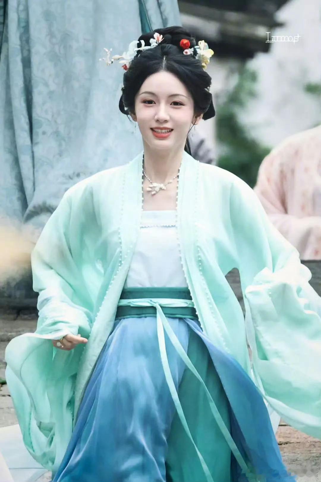 周也新剧路透被网友说衣服好廉价，剧组这么穷吗​​​