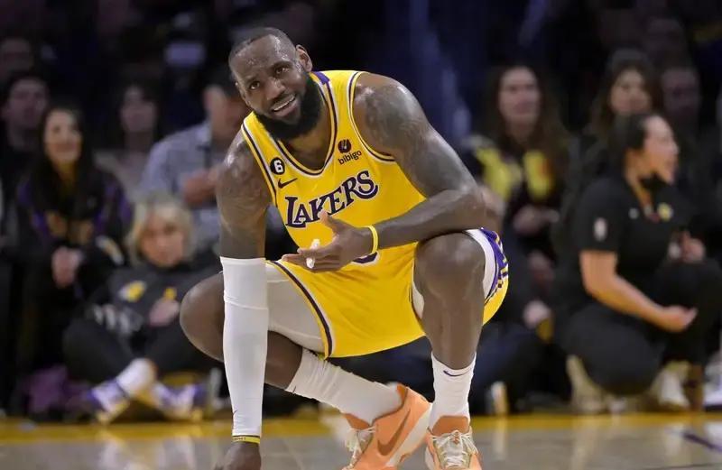 广东队这场球输得挺憋屈。三分球怎么投都不进，三十多次出手就进了七个，命中率才两成