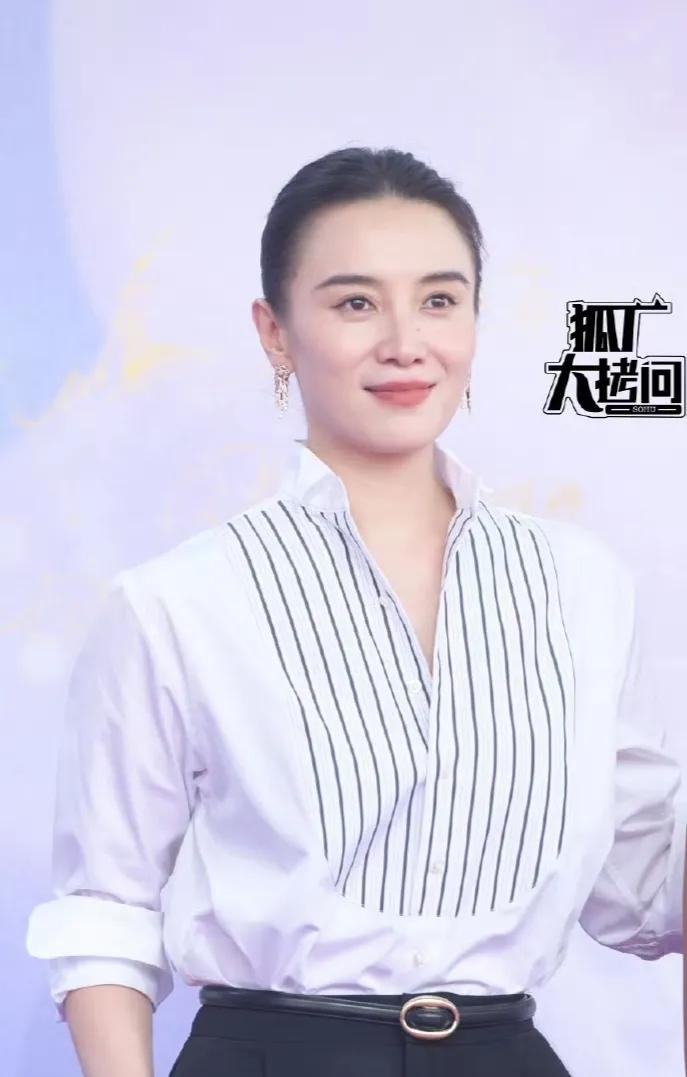 女明星里，我最想不通的就是宋佳了，你说她才45岁，难道没人告诉她，她梳着大背头真