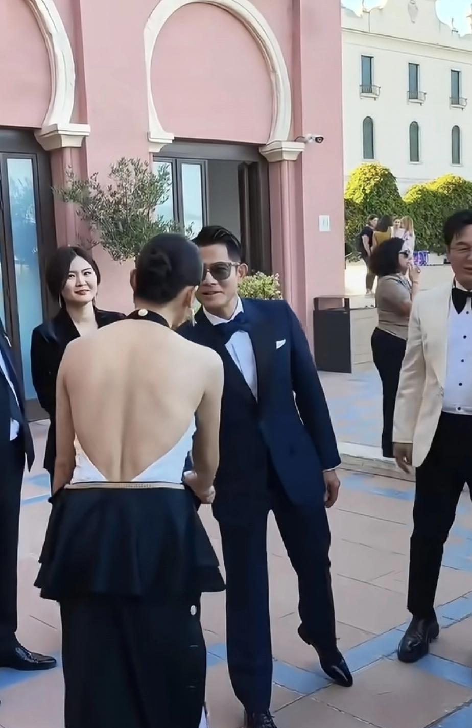 原来她骨架挺大的，把郭富城衬托的小巧玲珑[呲牙笑]