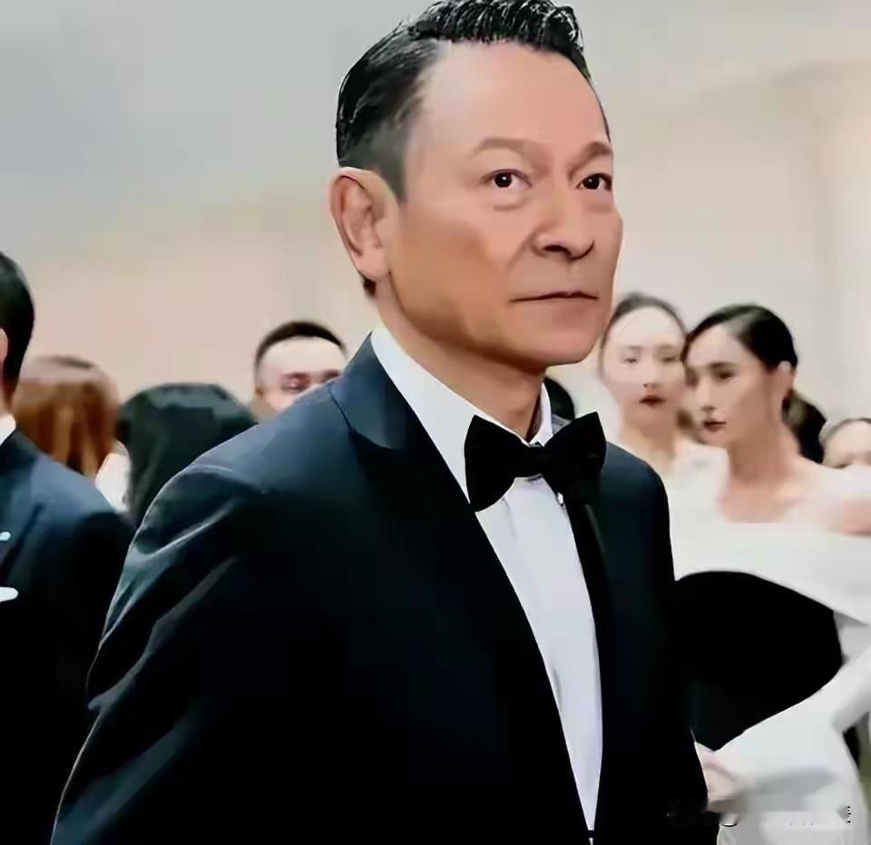 刘德华凭什么红了四十年还没人说他飘。这事向华强多年前就点破过。别的天王出门前