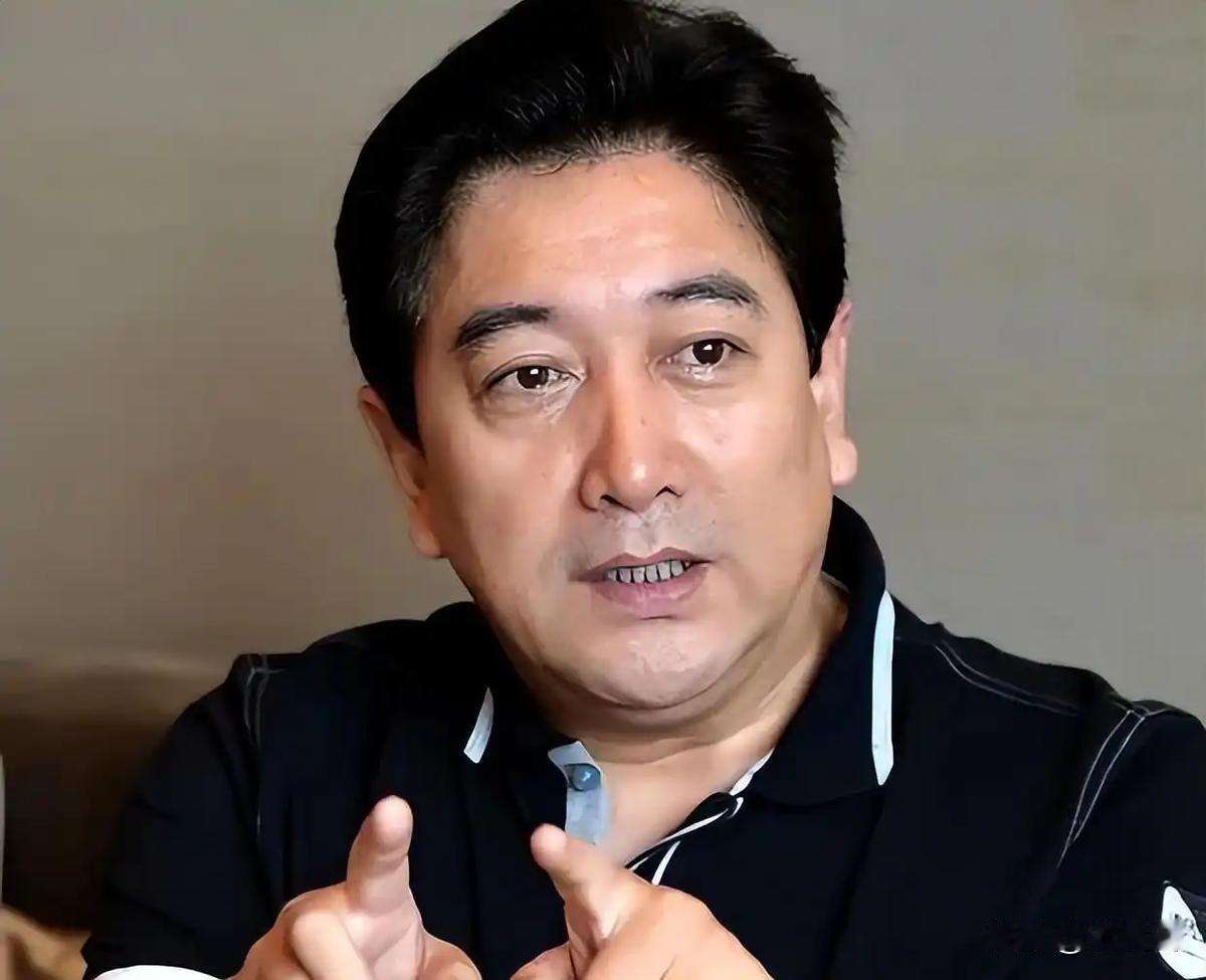 2007年，水均益的妻子意外瘫痪，他毫不犹豫选择和妻子离婚，女儿哭着恳求：爸爸，
