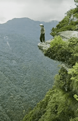 “不作死就不会死！”一位大妈和朋友去爬山，当她们爬到山顶的时候，大妈突发奇想，想