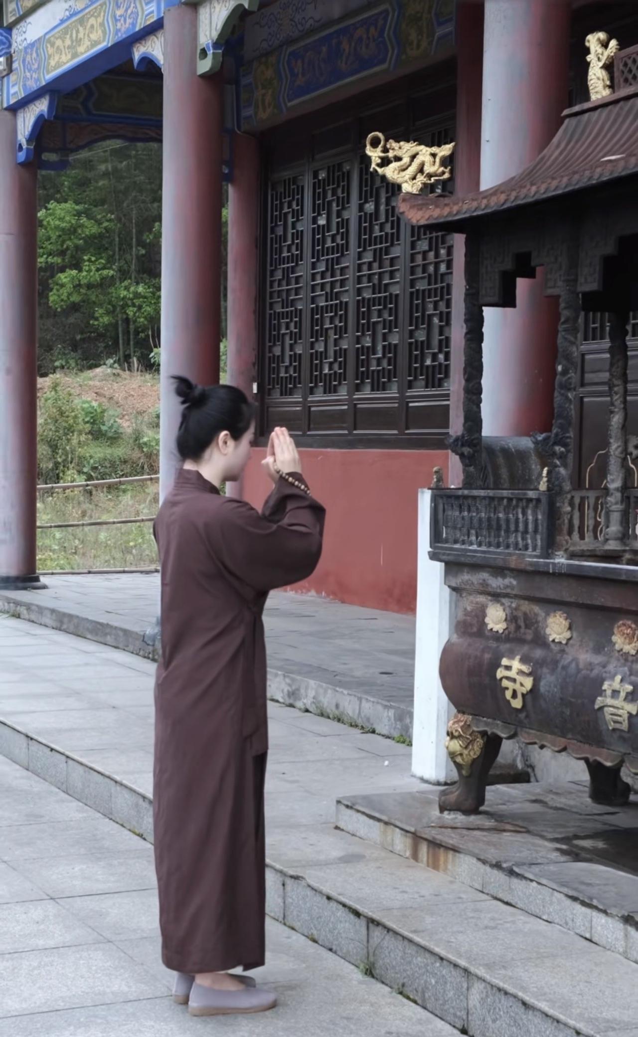 佛教不讲物质，寺庙却金碧辉煌。其实，不是佛需要装金身，是人需要装金身的佛。众