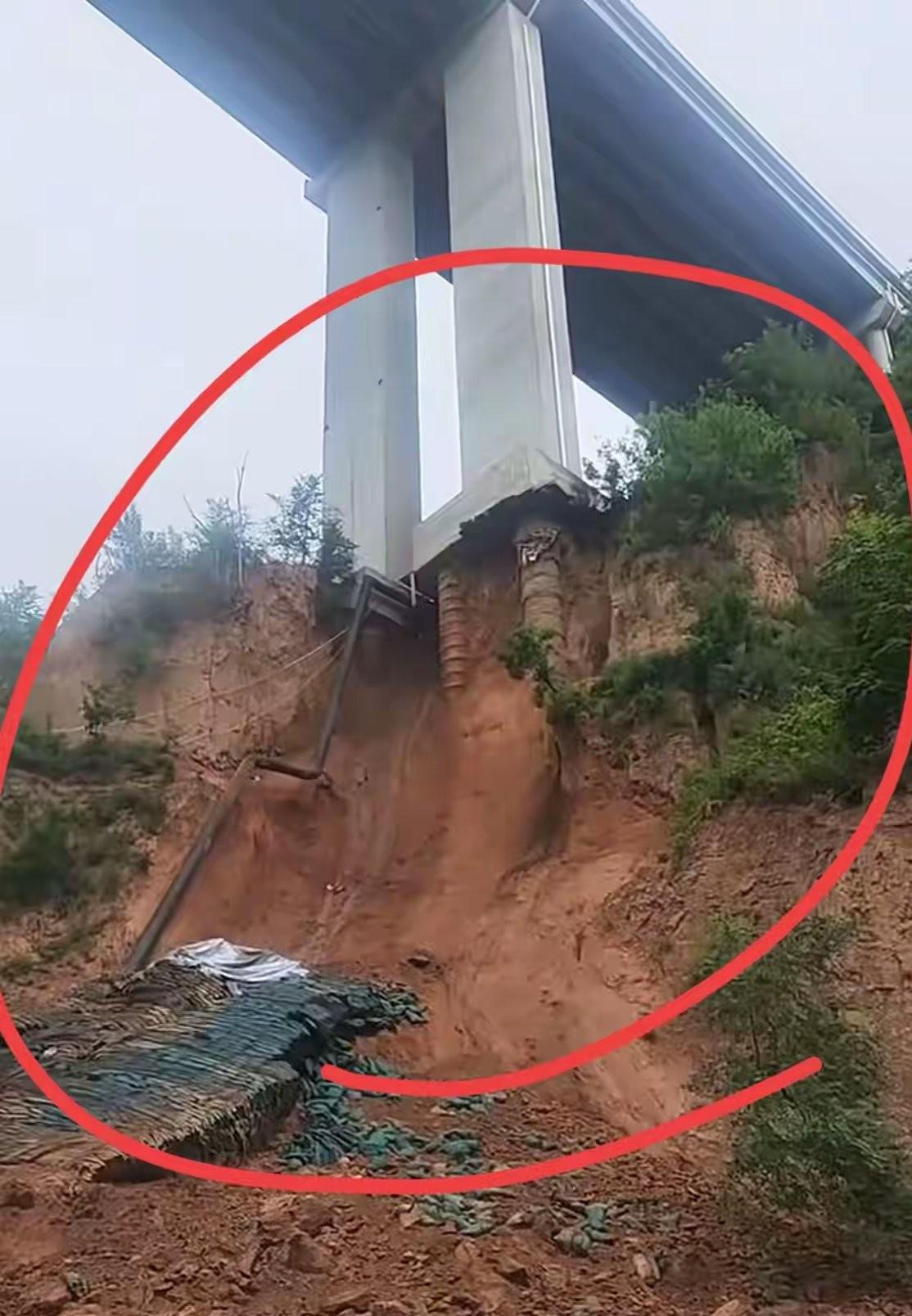 这个大桥柱子基础塌方到了这个程度，应该算是危桥了吧。第一次加固没成功，又塌了。