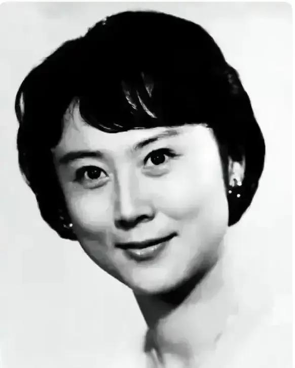 李维康生前和刘长瑜的合影，同为京剧新“八大名旦”主要成员的两人很亲密。她们先后