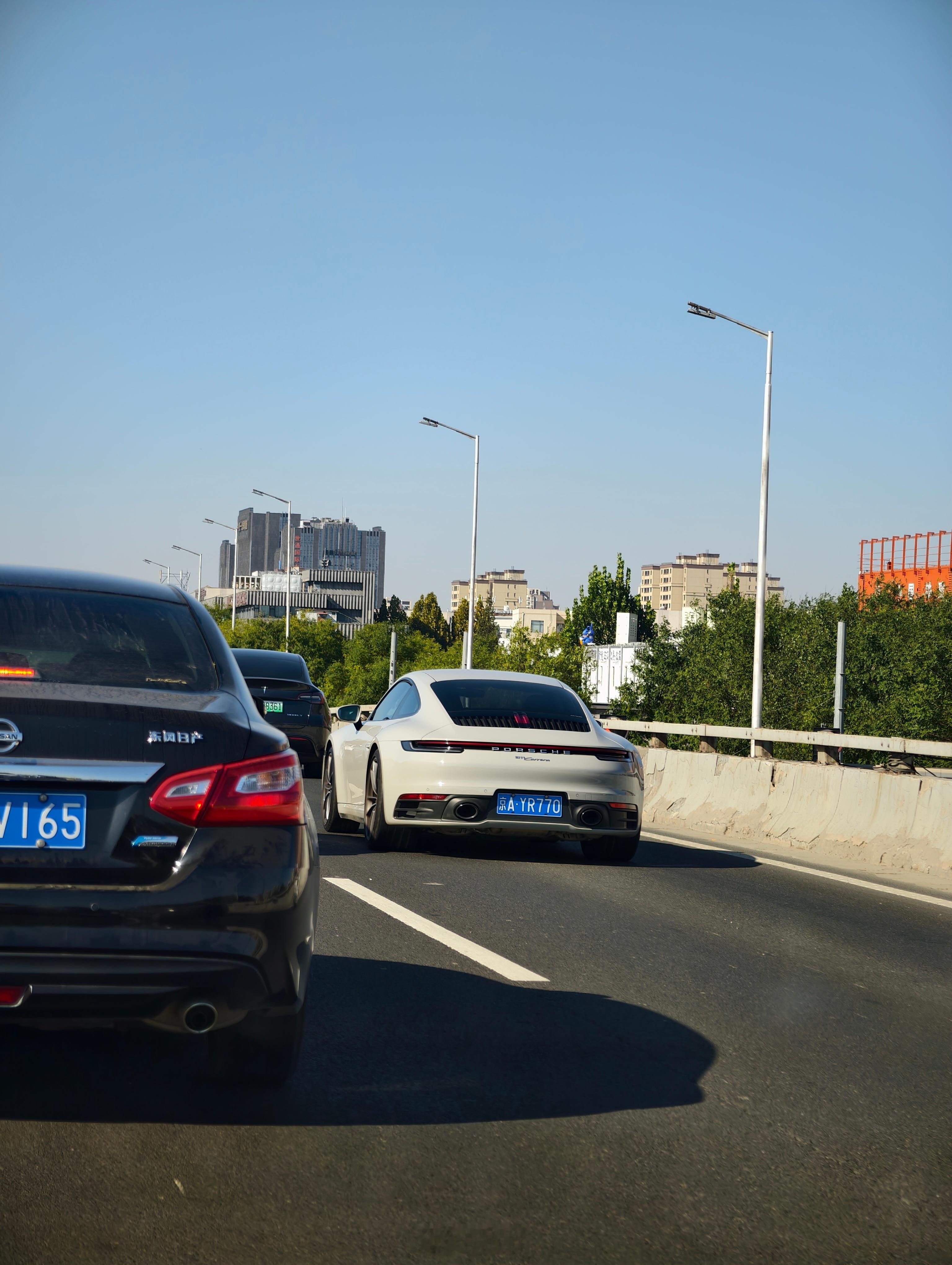 我们的梦想，只是人家的通勤车[捂眼睛]anyway…车主是个很飒的小姐姐[doge