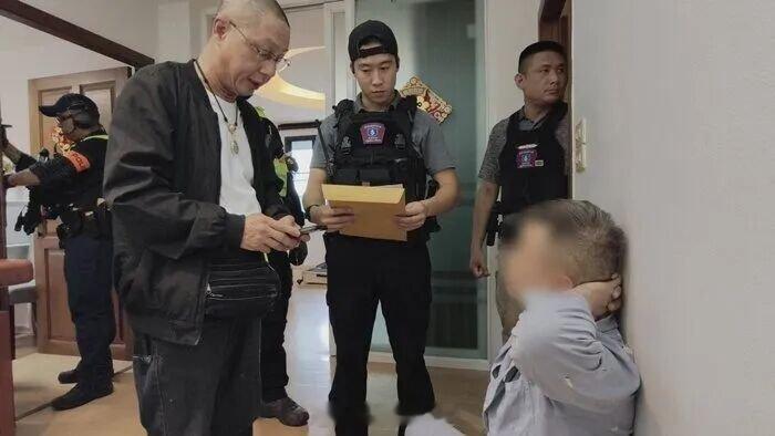 FINTOCH诈骗案主犯泰国被捕泰国警方抓了一个中国通缉犯,此人姓梁在中国骗了1