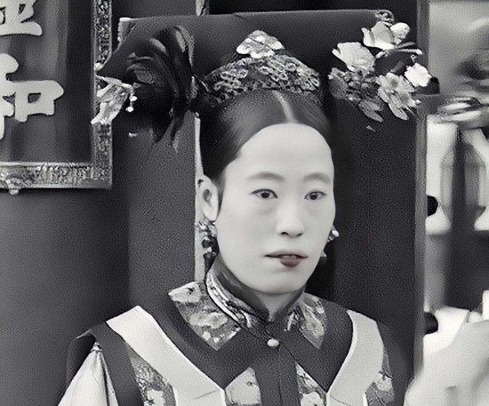 1888年，21岁的隆裕嫁给了小她3岁的表弟光绪，新婚当夜，光绪跪地大哭：“我不
