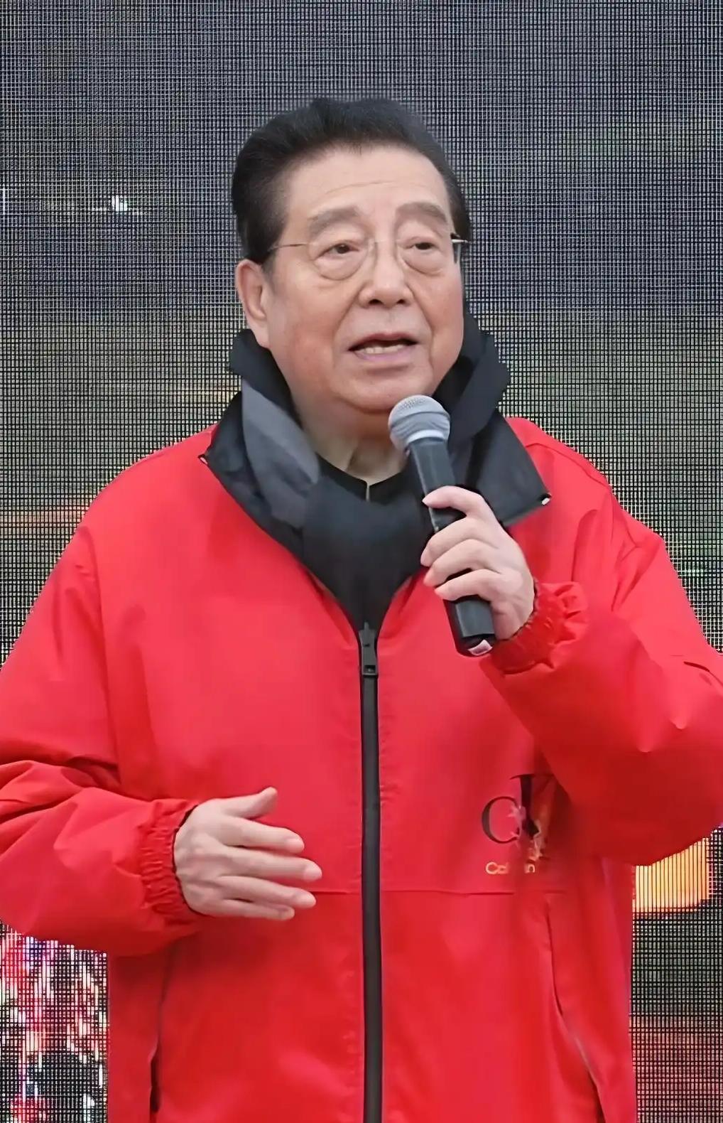 87岁的他拿着每月八万的高额收入，本来就已经该安享晚年的，却被迫常年奔波跑商演维