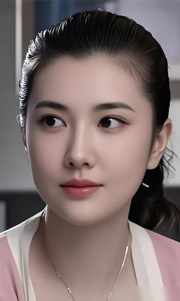 长这么像高圆圆，却跑了20年龙套，机场被错认她只回了一句话。高露在《知否》里演林小娘，坏得人牙痒，弹