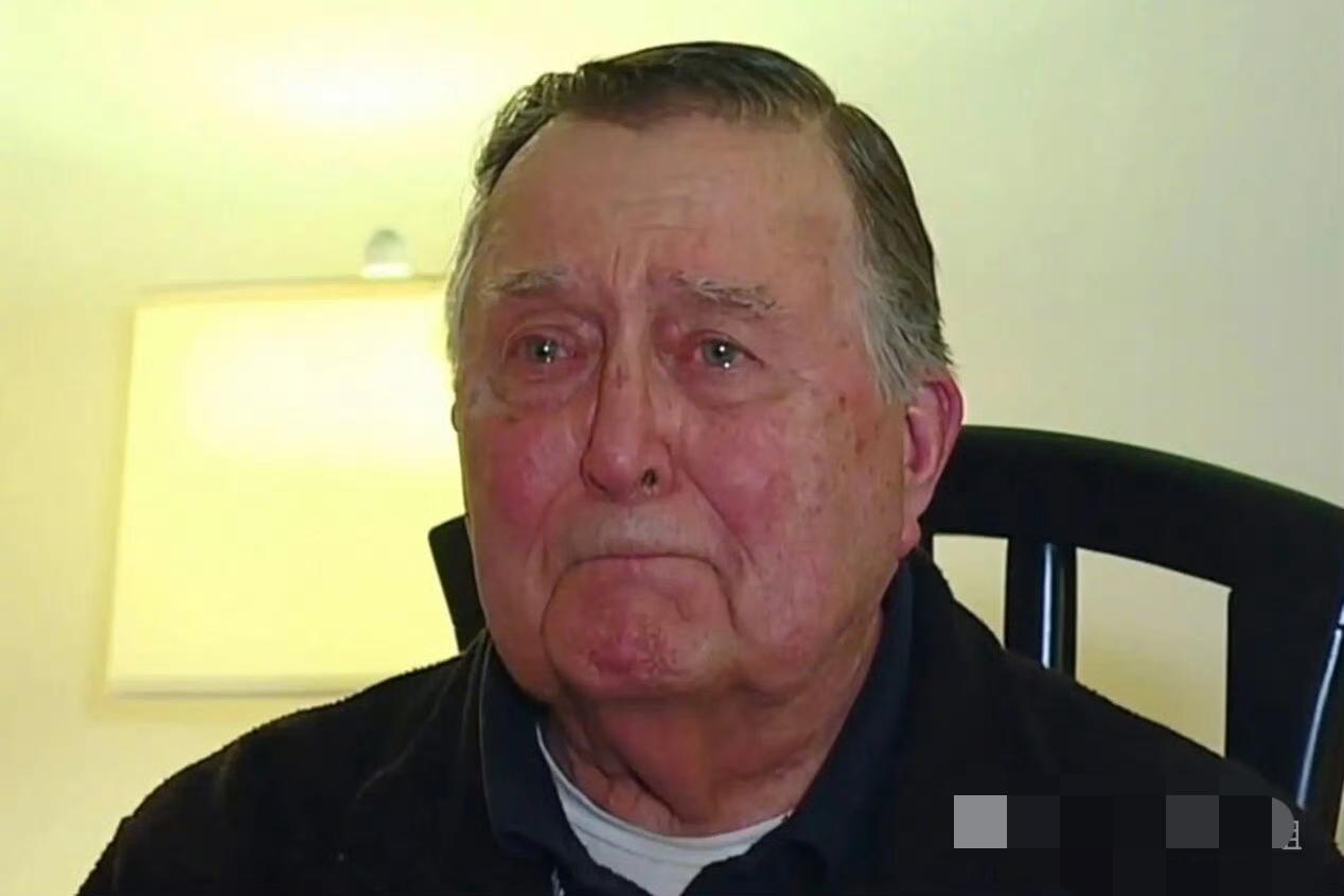 美国一个88岁大爷为救病妻超市打工赚钱，他的事迹被博主发到网上后，全世界的网友为