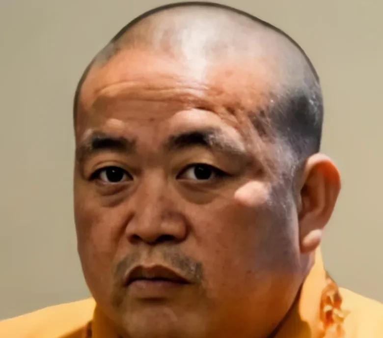 所谓佛度有缘人！此人印堂发黑，肥头大耳。油嘴滑舌，贪财好色之徒。佛家弟子本