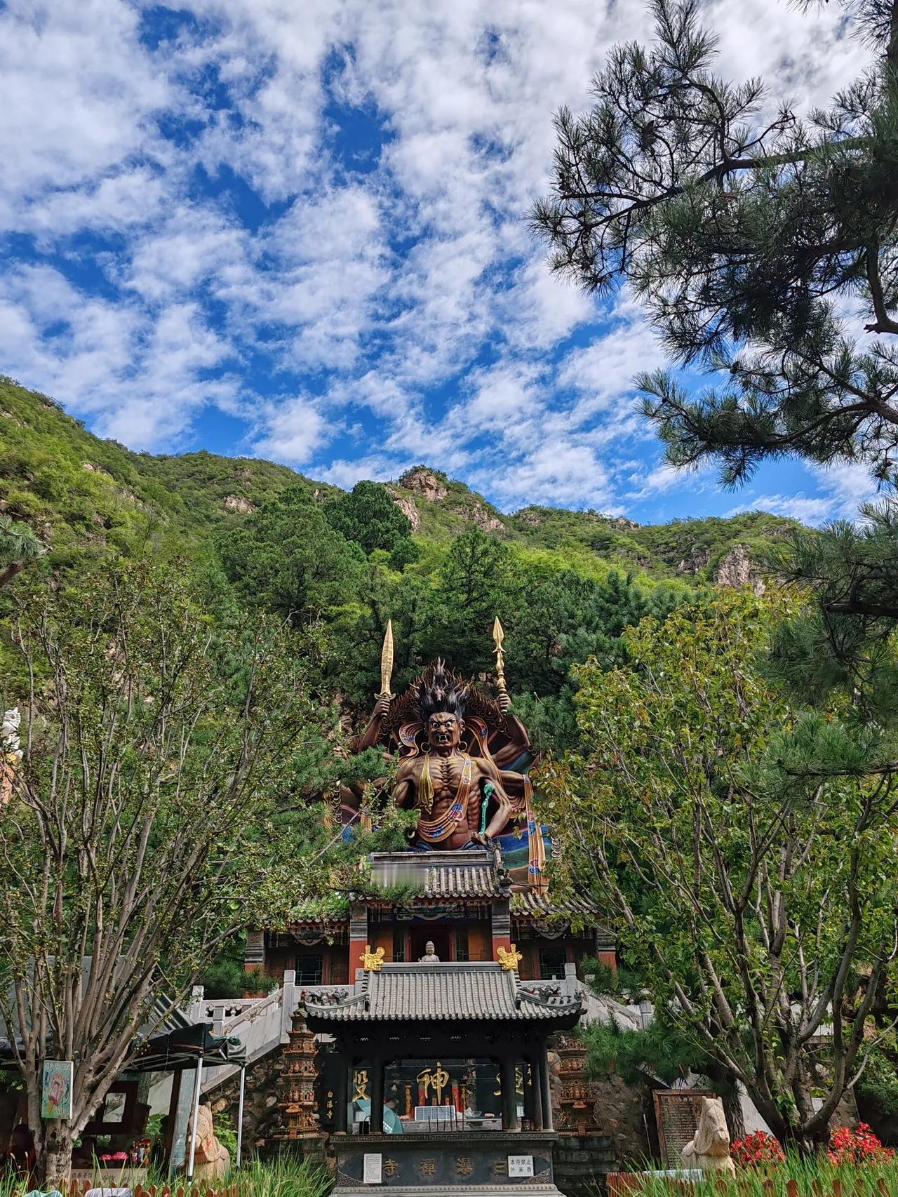 北京郊区有一座魔幻的寺庙——白瀑寺，其全称为金银山白瀑寿峰禅寺，坐落在北京市门头