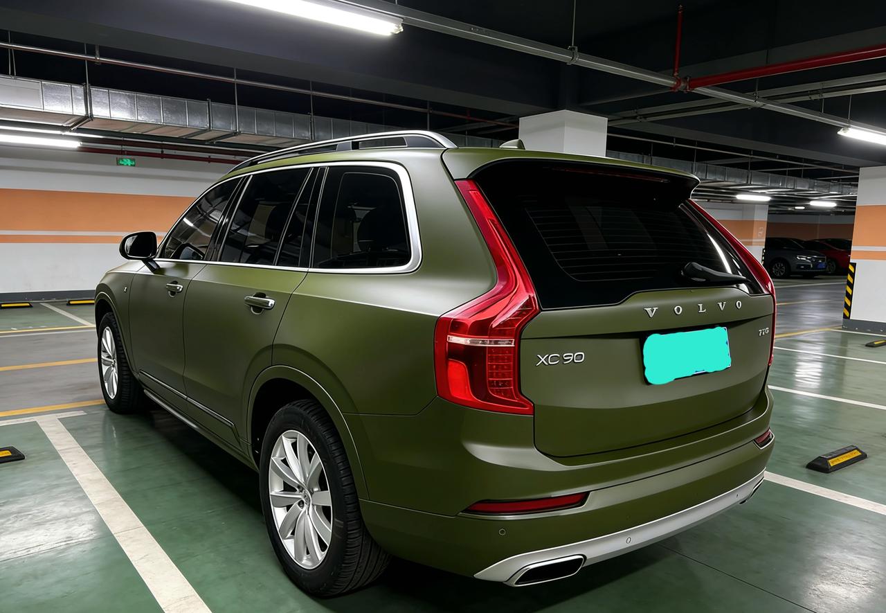 沃尔沃xc90的优点就是它足够的老气，外观也足够的老气，所以这台车你是看不出它是