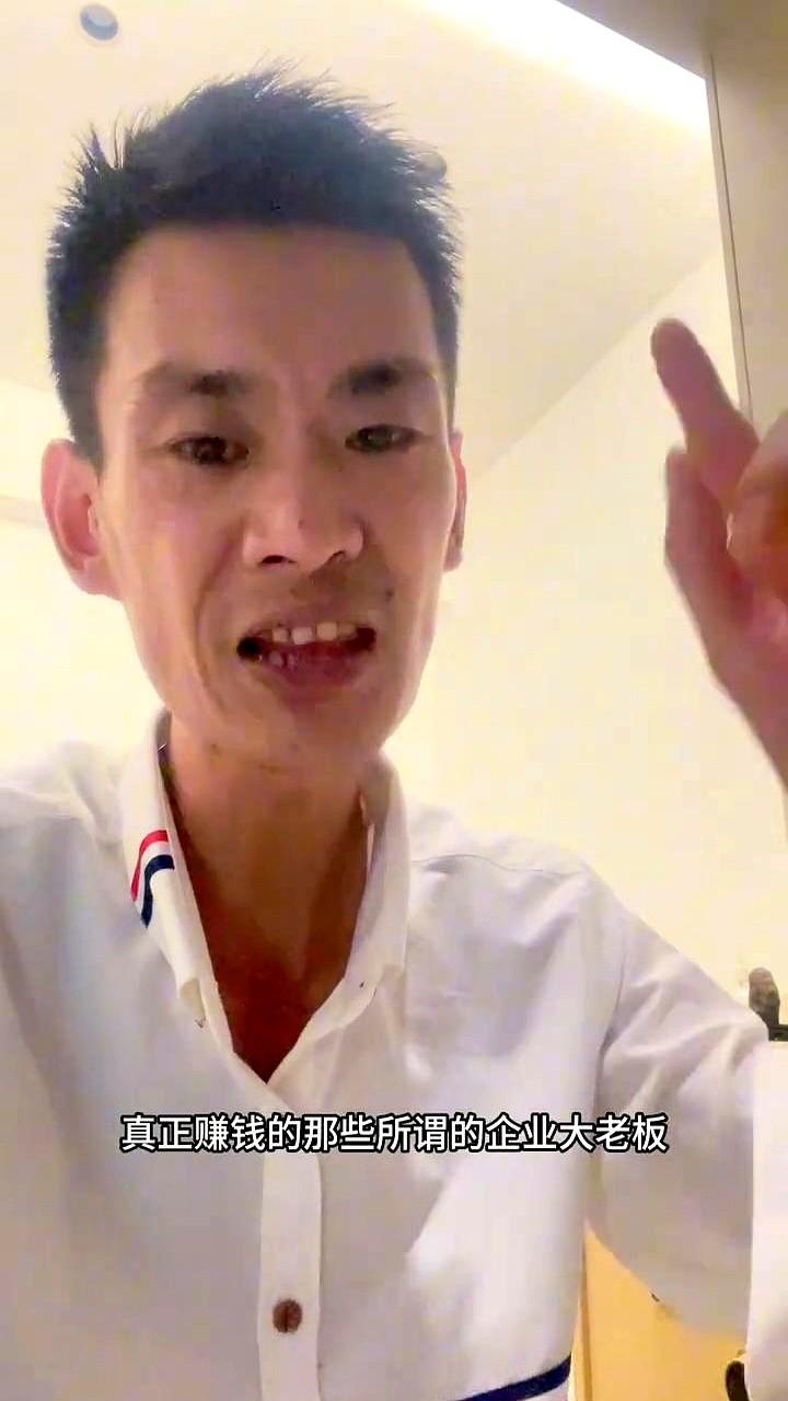 脑子越转越穷，停一下反而来钱。我盯过一个小卖部老板，他以前天天算库存，越算越