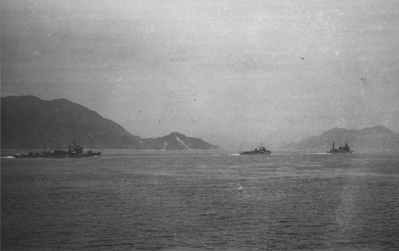 这张老照片拍摄于1942年10月，由良号轻巡洋舰领舰队形，村雨、春雨两艘
