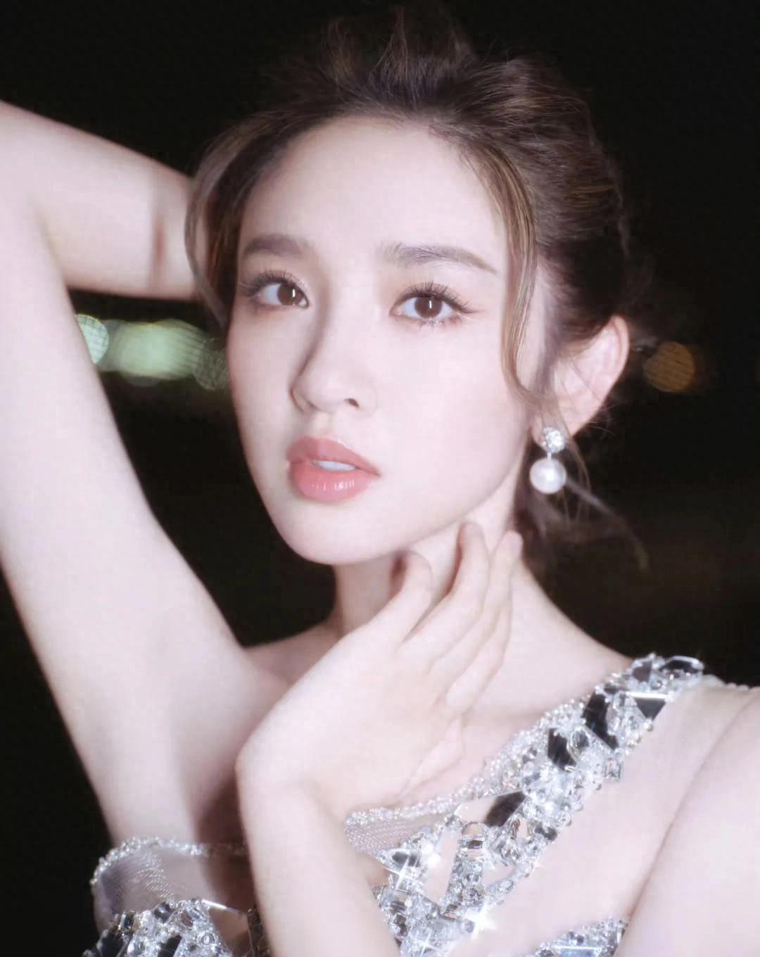 女星唐艺昕甜美写真：高贵典雅、风姿绰约！