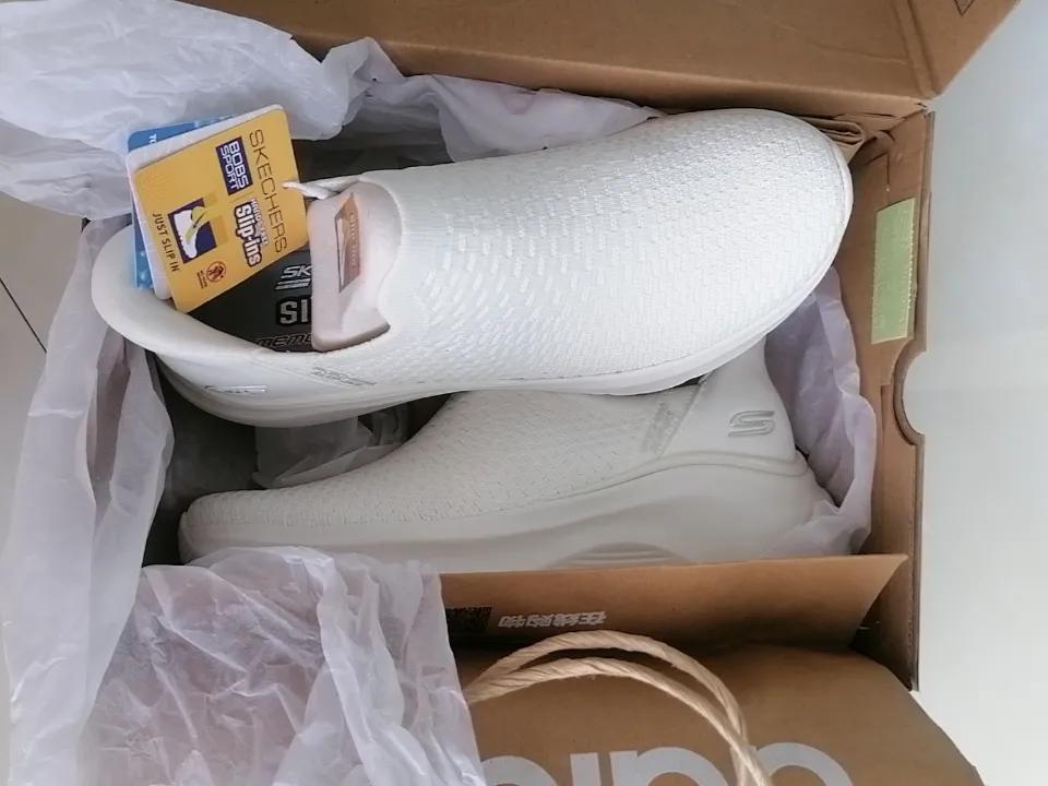 不知道大家有没有发现一个奇怪的现象？现在大夏天走在街上，穿凉鞋的人是越来越少了