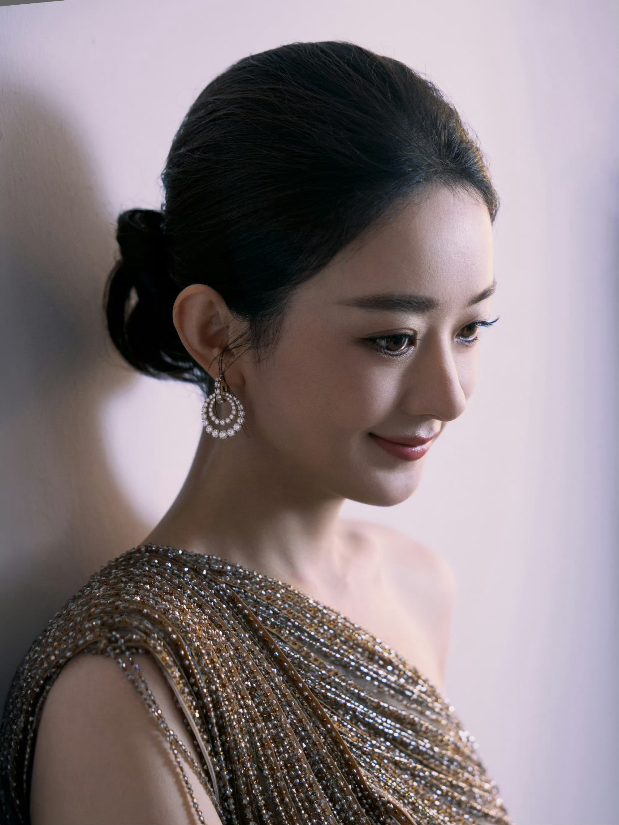 赵丽颖一袭鎏金裙亮相,宛如身披落日熔金,光影间尽显优雅,每一处细节都美得恰到好处