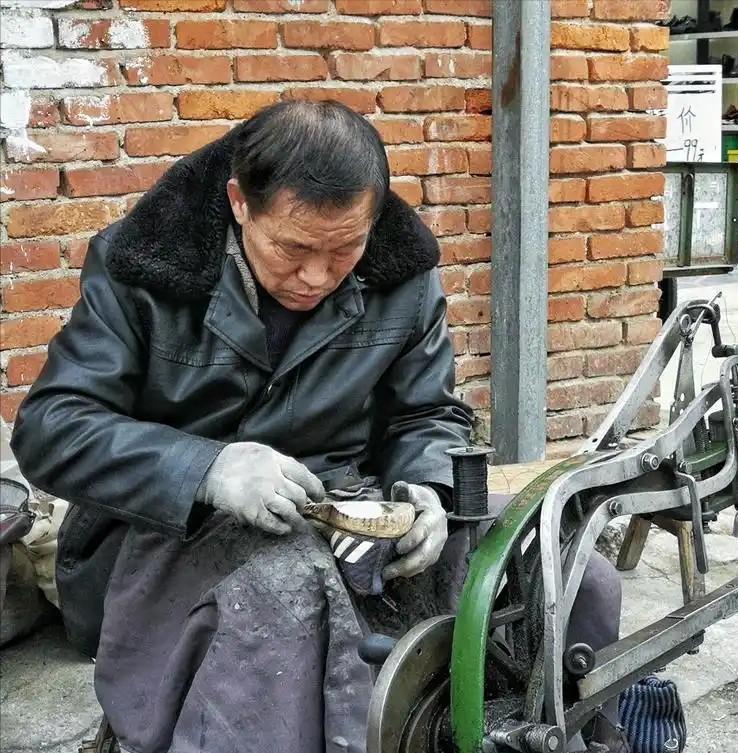 5月7日报道，山东平度男子因腰带过长，找摆摊老人帮忙裁剪打孔，不料老人不慎弄丢腰
