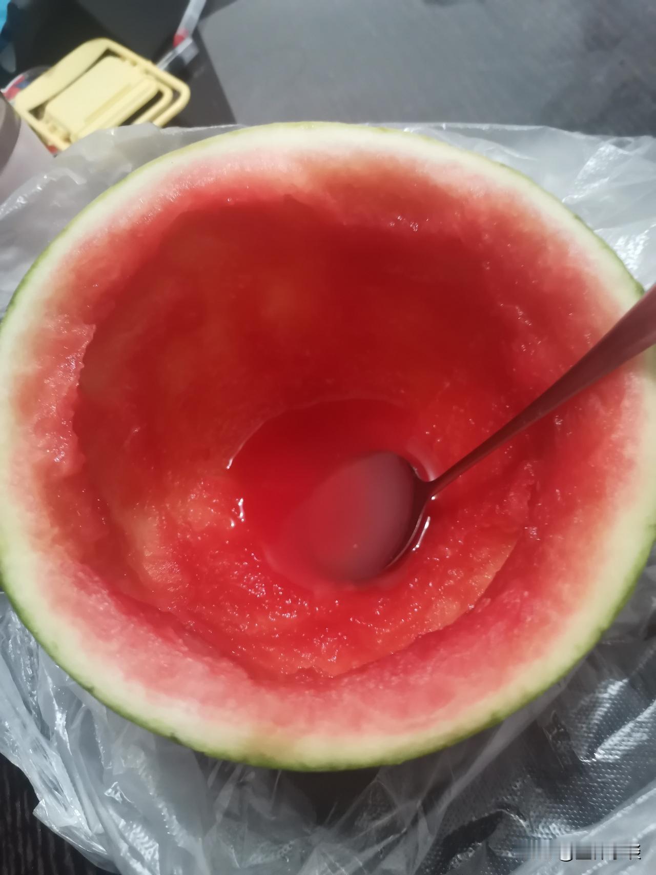 夏天吃西瓜，也可以把人们分成三类：第一类：把西瓜在冰箱里冻透，甚至带点儿冰碴