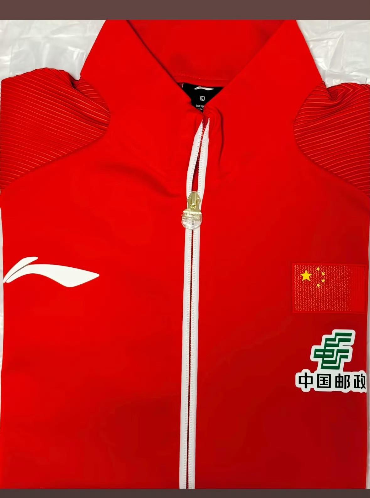 还得是中国红[赞]，红外套终于回归了！国乒选手出征2026伦敦世乒赛团体赛要