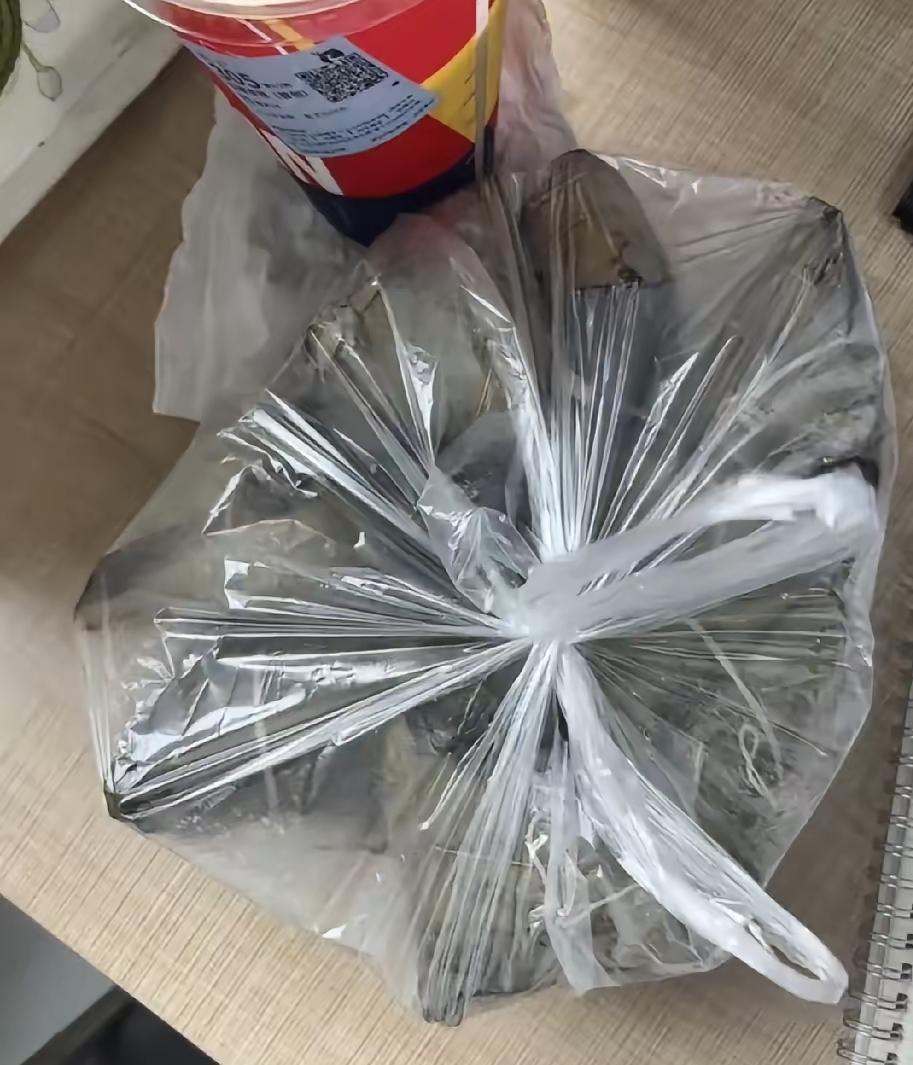 这就是养儿子的“下场”。老人满心期待过节能收到烟酒，结果独生子只带回单位发放的
