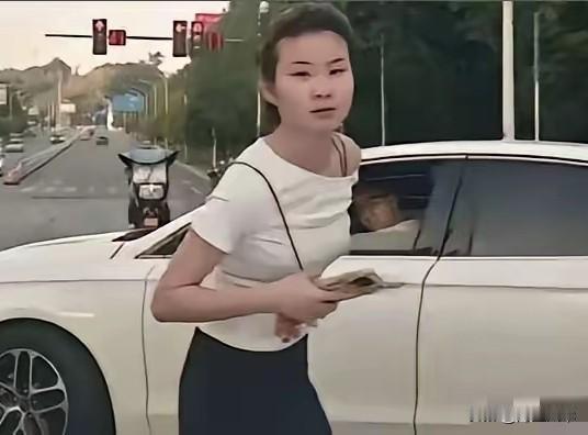 重庆拦车女子要社死了，同时社死的还有她的老公。他们现在已经不是强行加塞这一件事